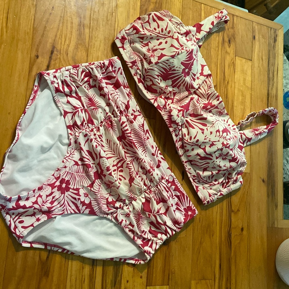 Plus size 2-piece swimsuit and matching cold-shoulder coverup in pink/white